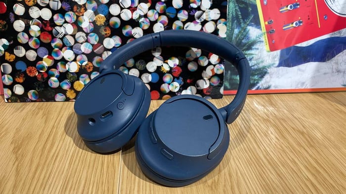 Over-ear budget headphones with active noise cancelling