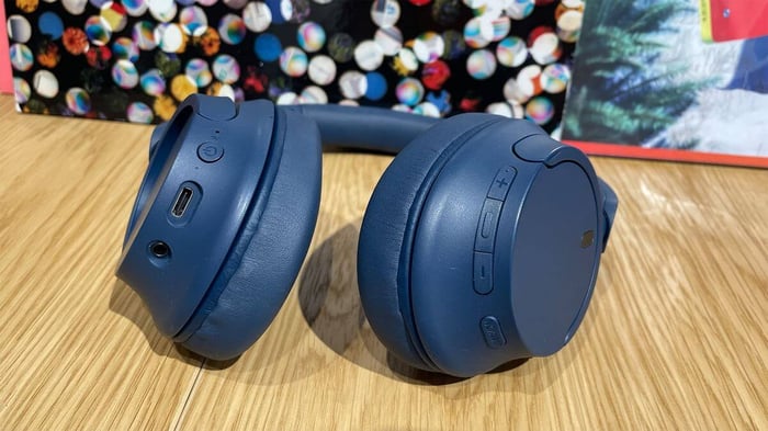 Over-ear budget headphones with active noise cancelling