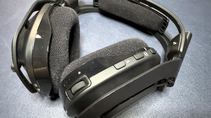 Magnetic fabric ear cushions for easy removal