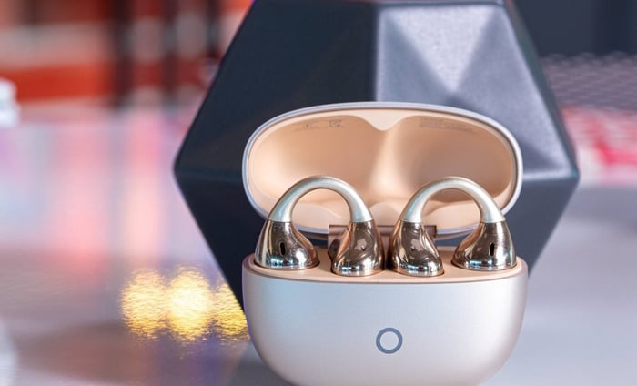 The unique clip design offers comfort and breathability during long wear