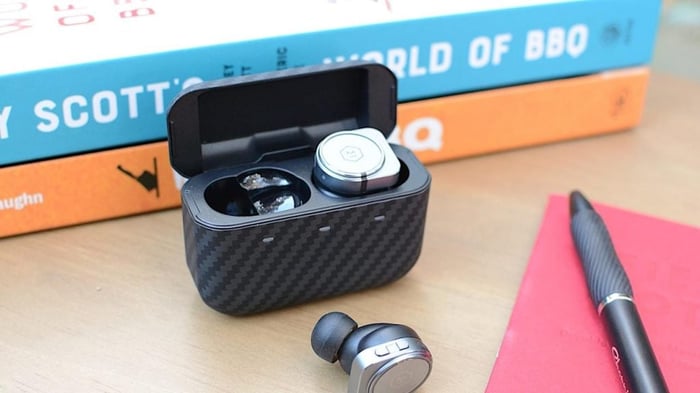 Master & Dynamic MW09 earbuds
