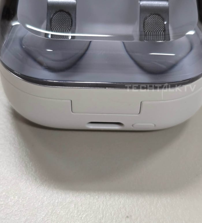 Galaxy Buds4 and Buds4 Pro mockups side by side