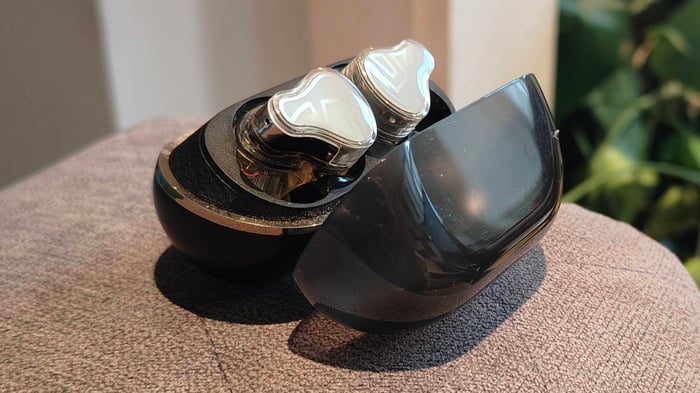 Close-up of Soundpeats H3's triple driver layout