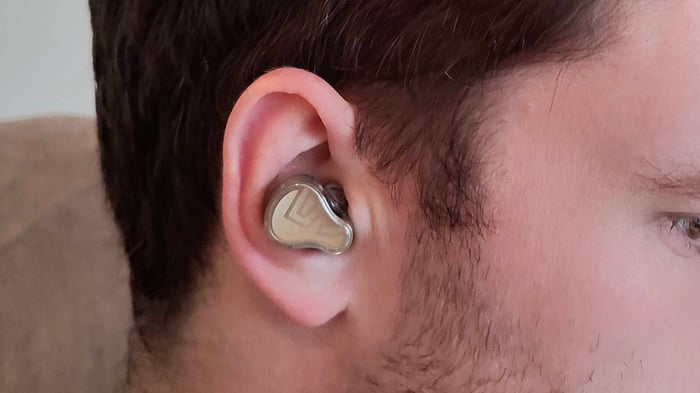 Elegant semi-transparent case with golden accents housing the Soundpeats H3