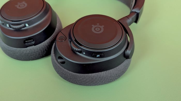 Retractable mic and sleek design on SteelSeries Arctis Nova 7P Gen 2