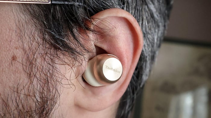 Compact and stylish design of Technics EAH-AZ100 earbuds.