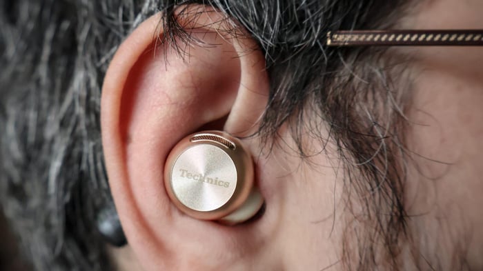 ANC handles everyday background noise but struggles with louder sounds.