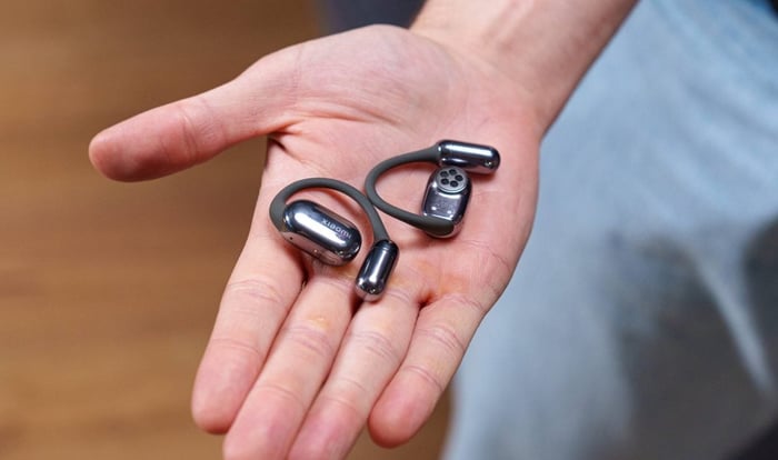 Xiaomi OpenWear Stereo Pro lifestyle shot