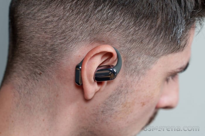 Ergonomic design wrapping around the ears