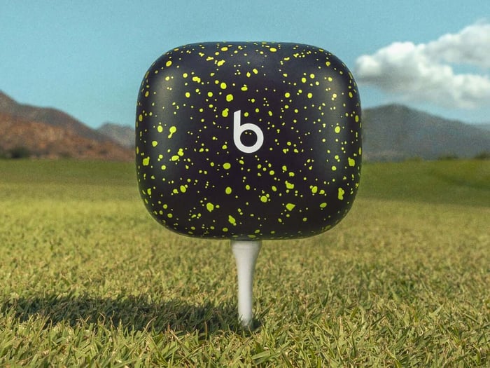 Dual-tone finish charging case