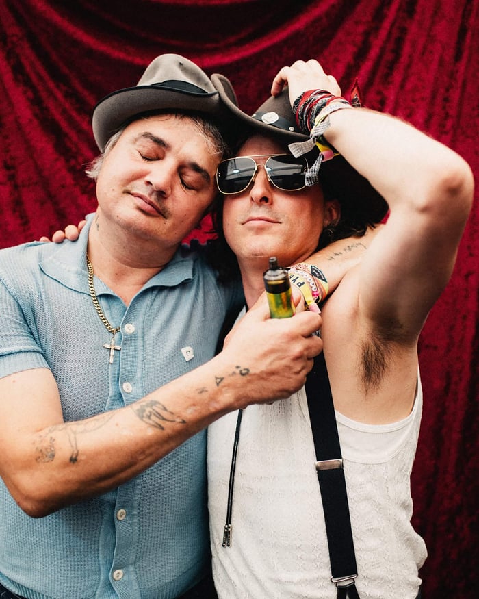 Pete Doherty and Carl Barât performing together