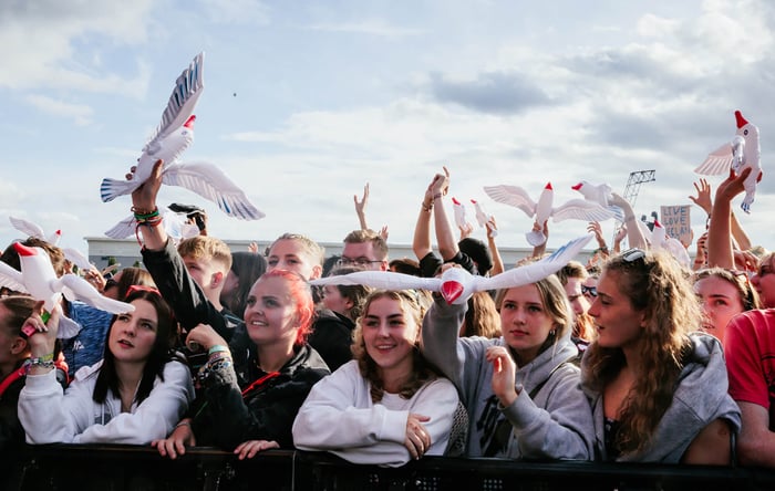 The crowd for Declan McKenna live at Reading 2023. Credit: Andy Ford
