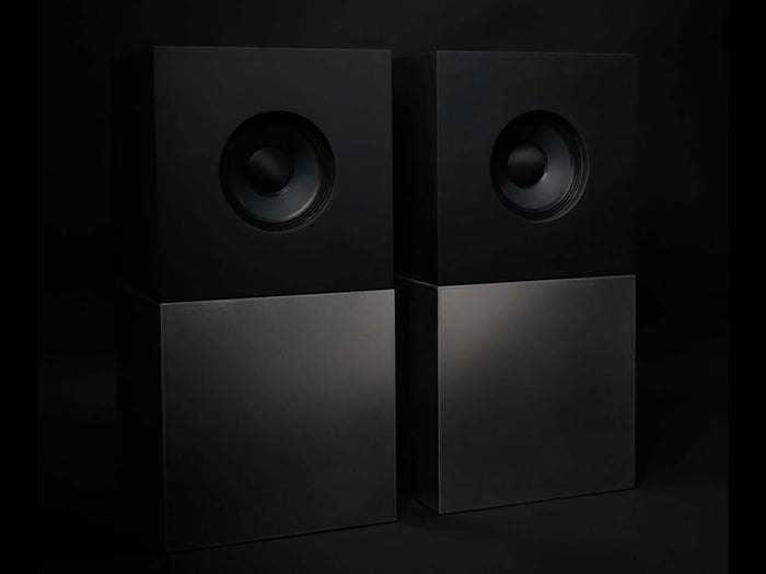 Braque’s sculptural presence integrates seamlessly into modern interiors.