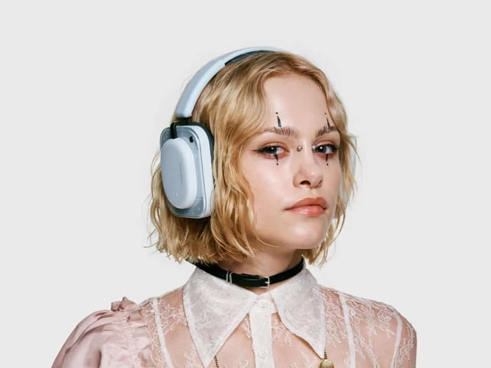 Nothing Headphone (a) side profile with color options