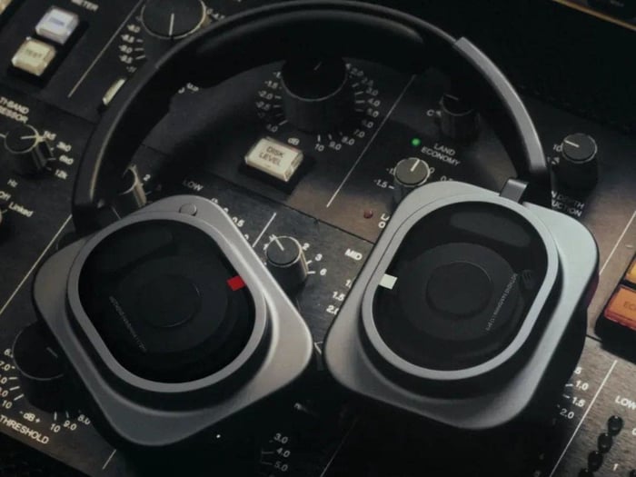 Open view of the Nothing Headphones (1) Pro repair-friendly ear cup design