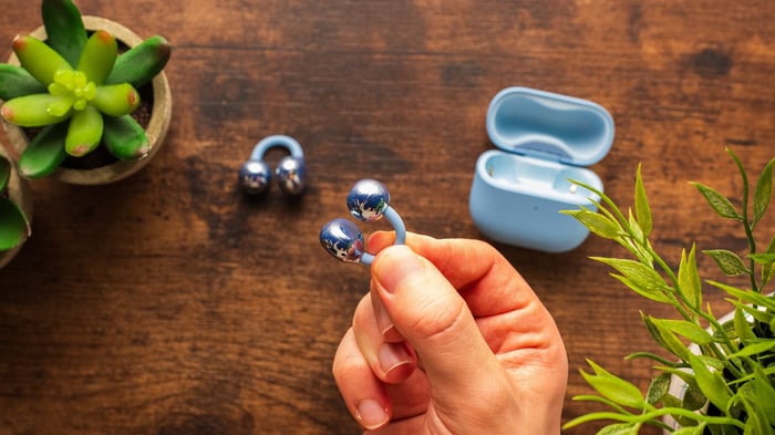 Close-up of the Huawei FreeClip 2's metal sphere and fabric bridge