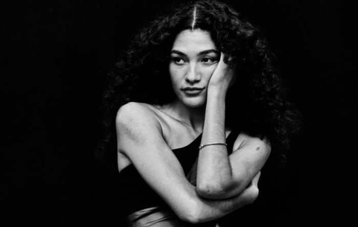 Olivia Dean performing