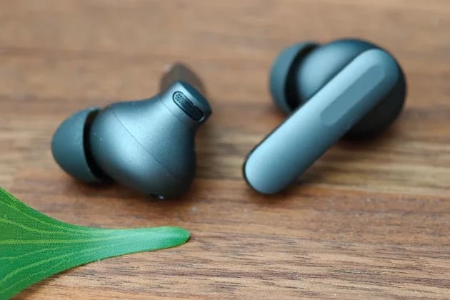 OnePlus Buds 4 case and earbuds