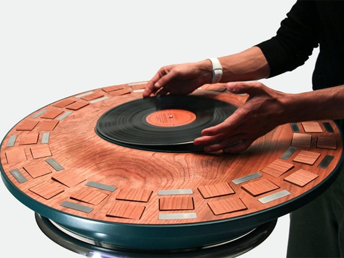 Orbit Kinetic Turntable wooden tiles flipping in rhythm