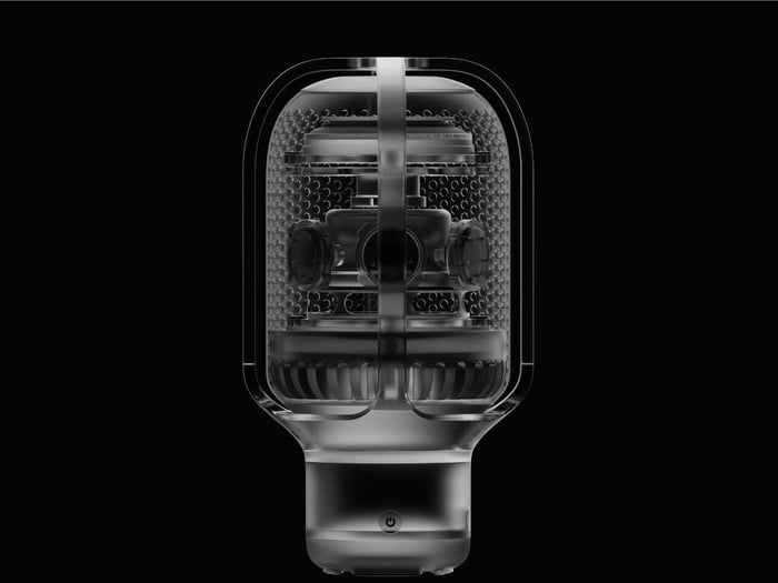 Immersive audio experience with sound emanating in all directions