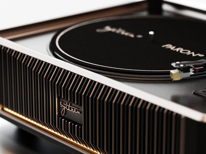 The compact and modern footprint of the PARON III turntable