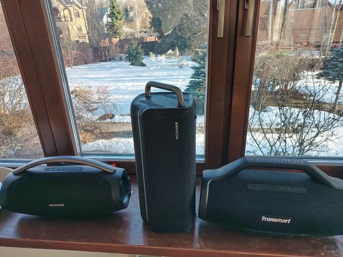 Molniya Bit portable speaker