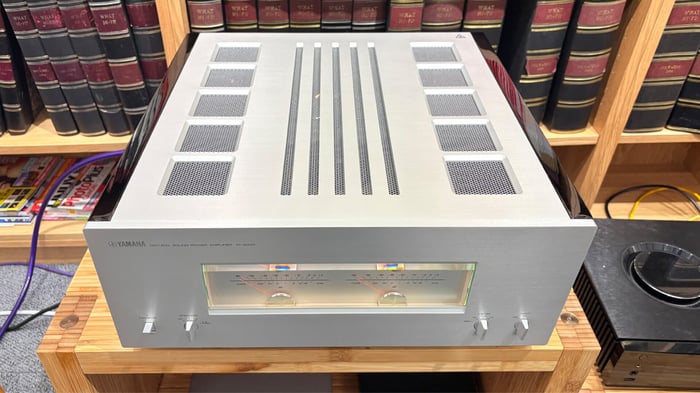 The system’s stereo imaging is sharp and holographic, creating a deep and immersive soundstage.