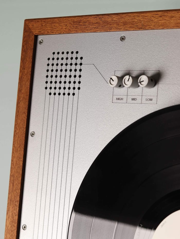 Up to 16 cassettes can be easily stored and accessed.