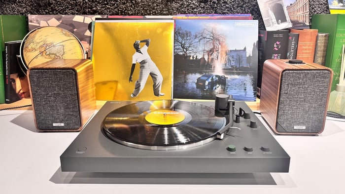 Sony PS-LX3BT playing an album with vivid expression