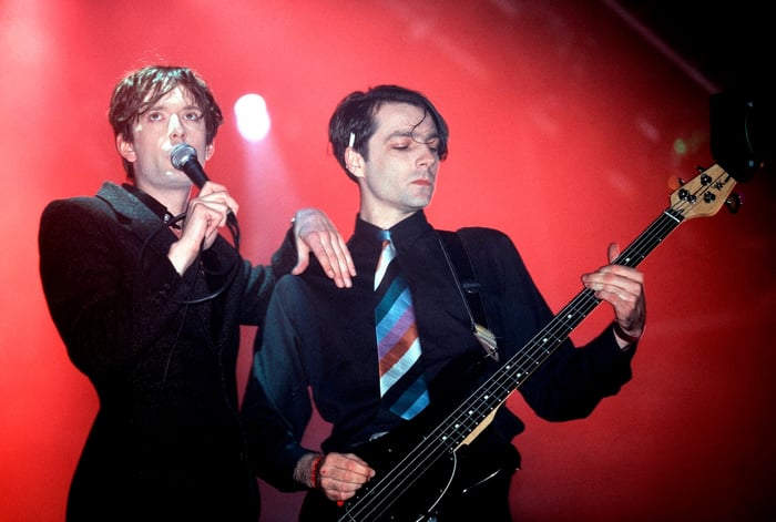 Jarvis Cocker and Steve Mackey performing with Pulp at Glastonbury in 1995