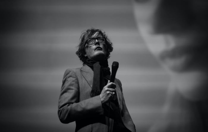 Pulp's Jarvis Cocker performing live on stage, photo by Joseph Lynn