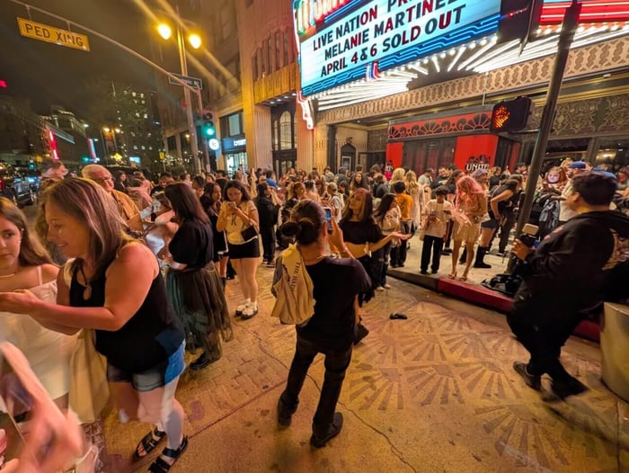 Fans at L.A.’s United Theater embracing Melanie's new work.