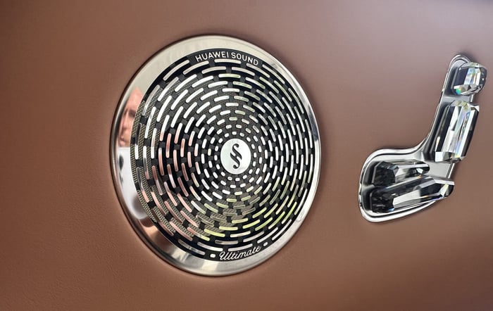 Maextro S800 interior with advanced audio