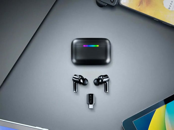 Razer Hammerhead V3 HyperSpeed charging case with USB-C dongle