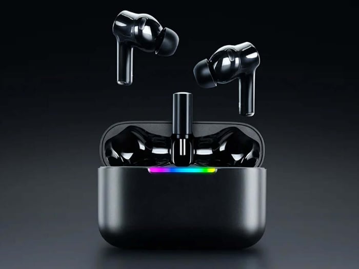 Razer Hammerhead V3 HyperSpeed earbuds and charging case close-up