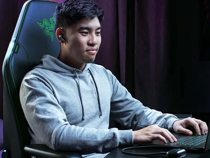 Razer Hammerhead V3 HyperSpeed earbuds with sleek design
