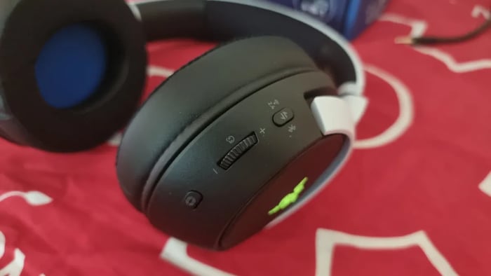 Side view of the Razer Kaira Pro showcasing design and materials