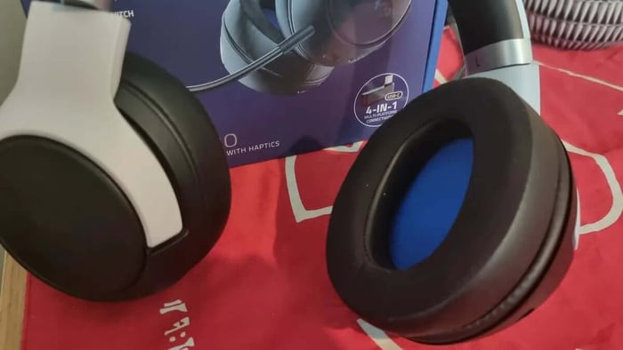 Close-up of the Razer Kaira Pro ear cup and padding