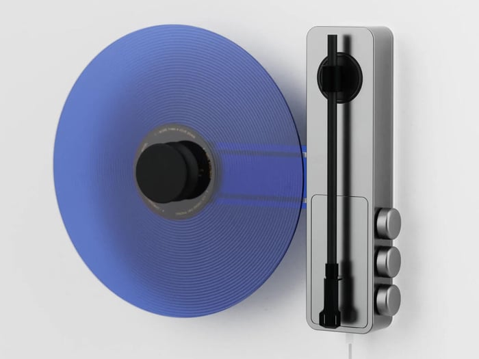 Close-up shot of the turntable’s tonearm