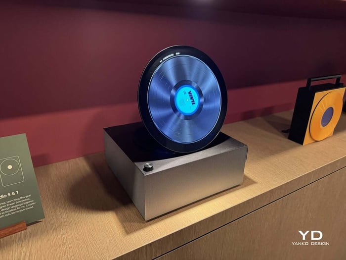 Visual Audio simulates the classic cassette deck with animated tape reels