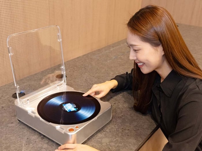 Samsung AI OLED Turntable concept