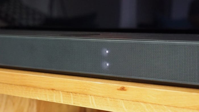 LG USC9S soundbar on the stand