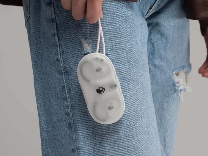 Magnetic closure for tangle-free portability