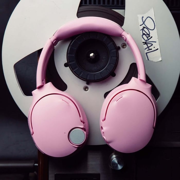 Detail of the adjustable headband and ear cushions