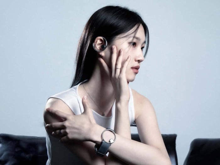 Open hoop design hugs the ear, keeping you aware of your surroundings