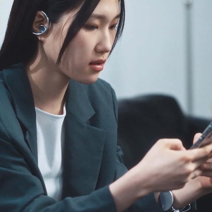 The design’s jewelry-inspired elegance fits seamlessly into any social setting