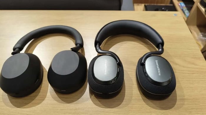Sony WH-1000XM5 vs Bowers & Wilkins Px7 S3 Premium Headphone Battle