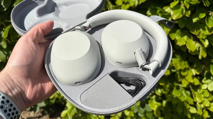 Sony WH-1000XM6 vs AirPods Max