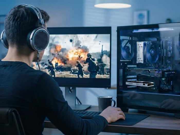 Scout Mode and customizable sound profiles enhance gaming audio experiences.