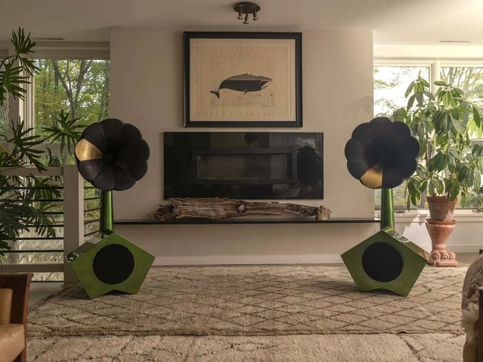 Retro-inspired speaker with vintage wood and brass details.